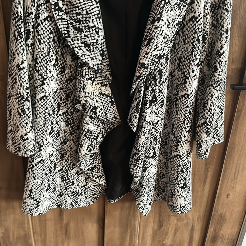 Calvin Klein Black and White Patterned Open-Front Blazer - Picture 6 of 15